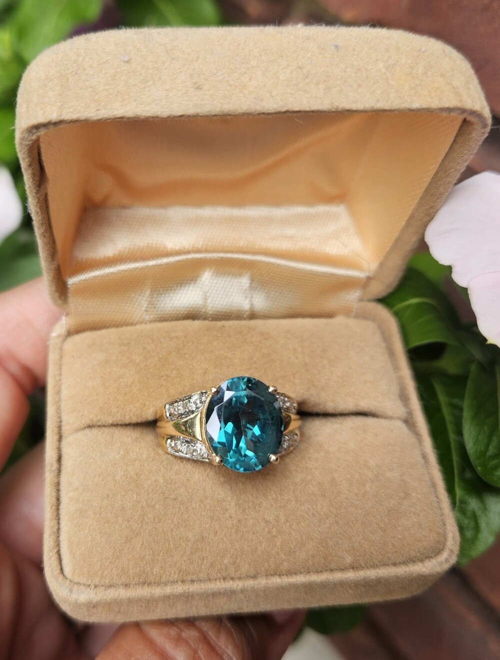 Vintage 10k Solid Yellow Gold W/ Teal Oval Gem & Diamond Ring Size 7.5 ✨️